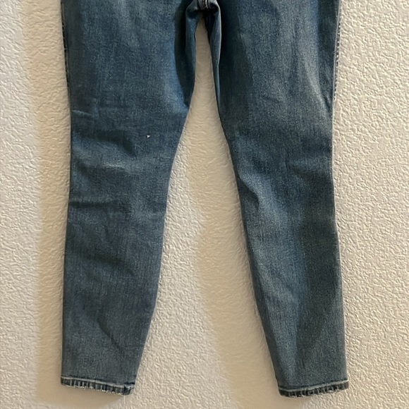 Good American Good Curve Skinny Crop Distressed Jeans - Picture 4 of 9